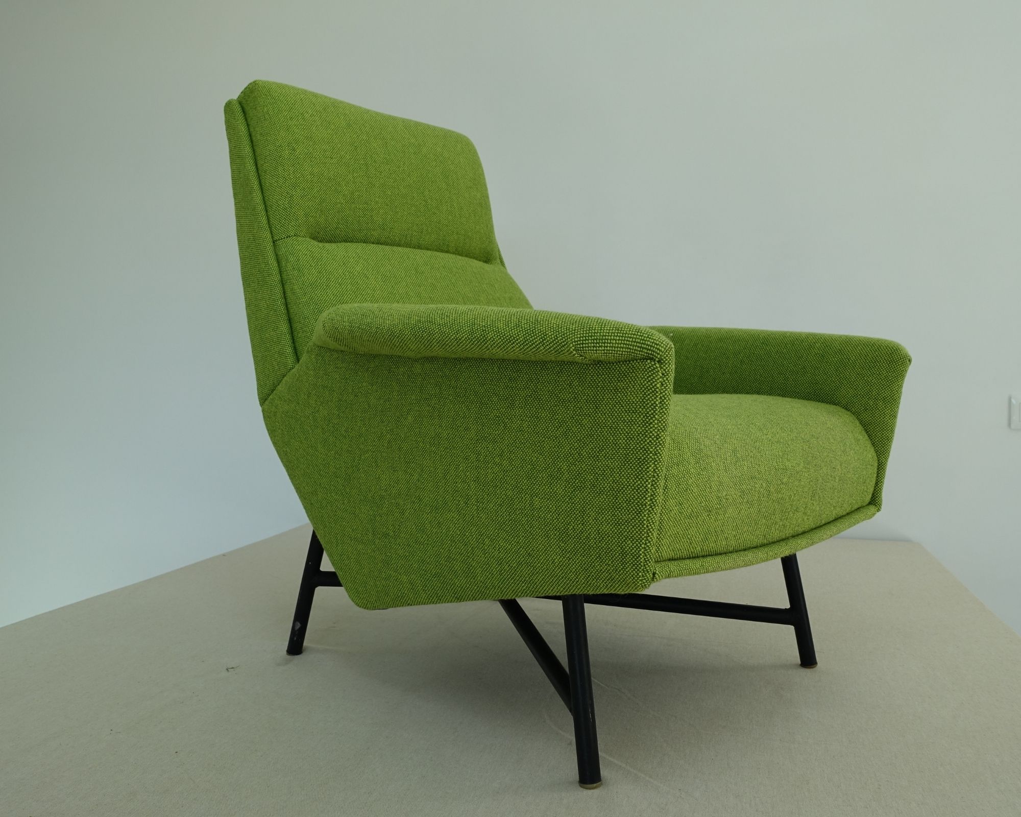 Fauteuil-Guy-Besnard-edition-claude-Delor-1950-fauteuil-vintage-tissu-Kvadrat